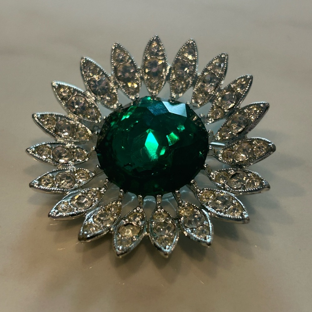 Sarah Coventry EUC Vintage 1964 Kathleen Floral Emerald Rhinestone Brooch Daisy